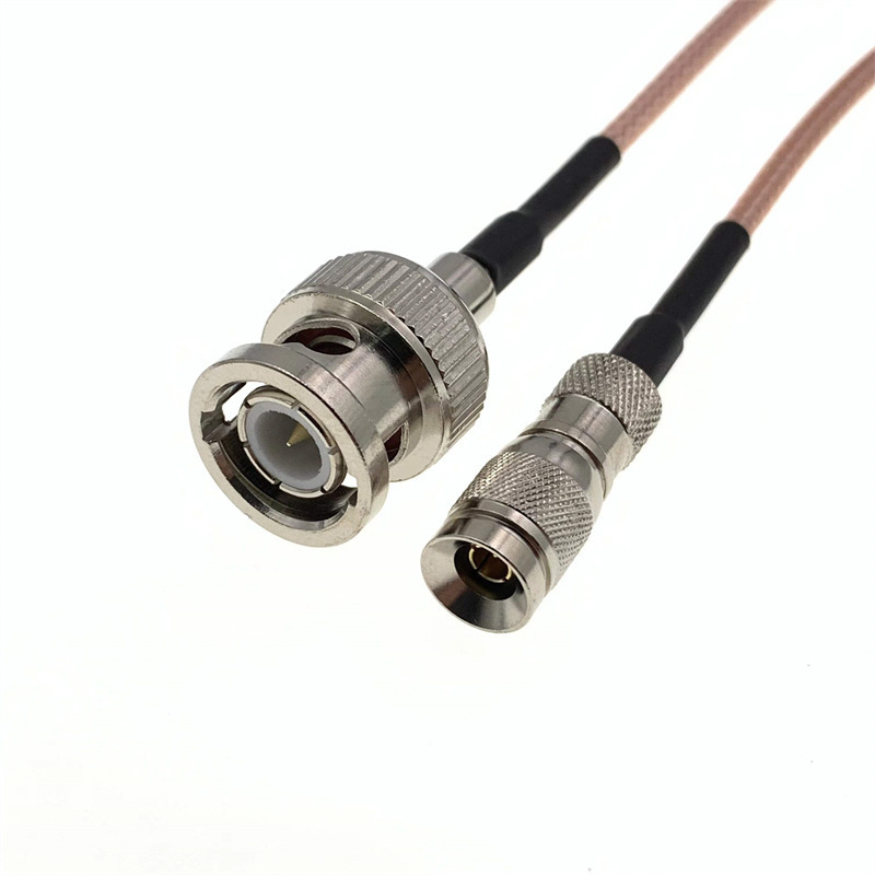 Faisceaux de câbles coaxiaux flexibles et robustes pour l'électronique industrielle et grand public, garantissant une faible perte de signal et une transmission de données à haut débit