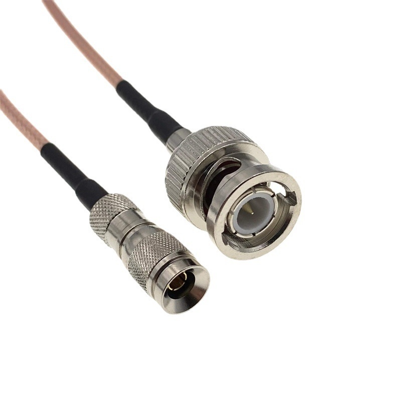 Faisceaux de câbles coaxiaux flexibles et robustes pour l'électronique industrielle et grand public, garantissant une faible perte de signal et une transmission de données à haut débit