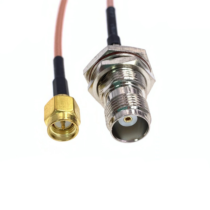 Faisceaux de câbles coaxiaux flexibles et robustes pour l'électronique industrielle et grand public, garantissant une faible perte de signal et une transmission de données à haut débit