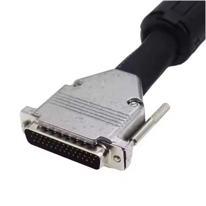 Faisceau de câbles de connecteur DB de haute qualité avec connecteurs moulés durables et blindage EMI, conçu pour le transfert de données RS232/RS485, les systèmes PLC et les équipements d'automatisation industrielle